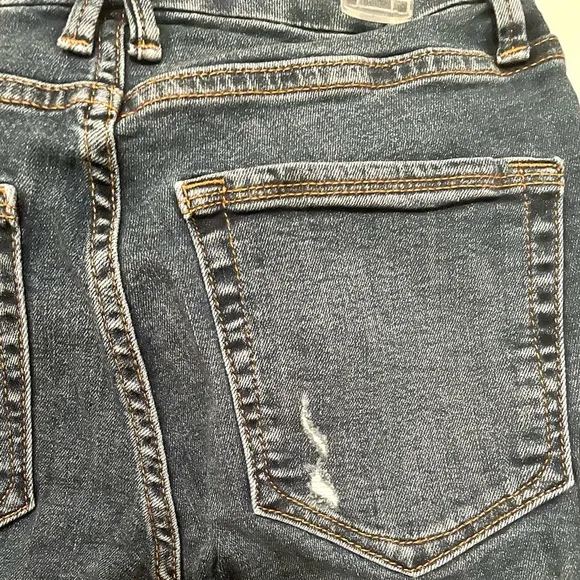 Good American Skinny Jeans With Distressed Hem